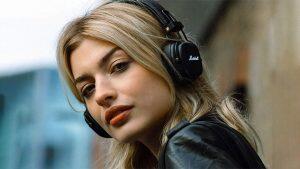 ασύρματα headphones marshall από το drele.com που τα φοράει μία ξανθιά λευκή κοπέλα