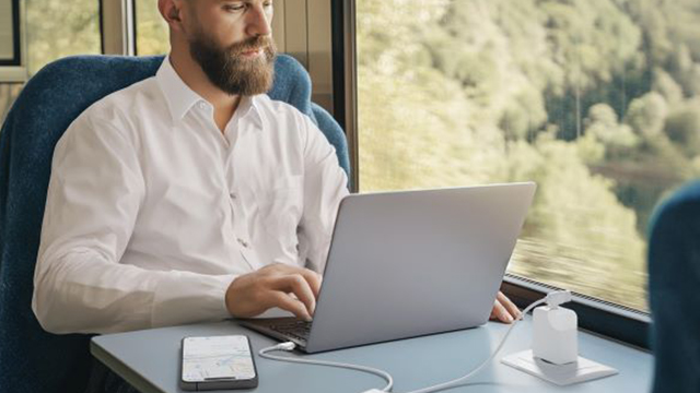 XOOPAR ICE-G GAN CHARGER GRS 65W 1xUSB A & 1xUSB C & TORCH WHITE_1